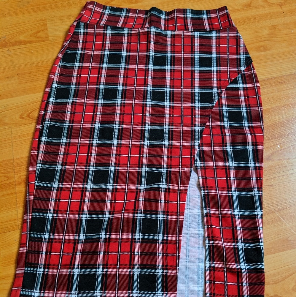 Plaid skirt with slit